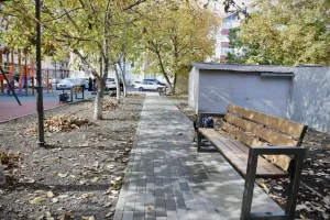 В Черкесске завершают благоустройство дворов на двух улицах